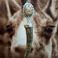 Colgante pieza única realizado artesanalmente en plata de ley, con punta de cuerno y piedra jaspe. Diseño exclusivo de Quela
