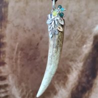 Colgante punta de cuerno de venado, montado en plata de ley 925 y cordón de cuero. detalles de hojas y ágatas verdes