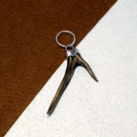 Llavero montado en plata de ley 925 con puntas de cuerno de corzo. Pieza única exclusiva de Quela