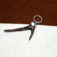 Llavero montado en plata de primera ley 925 con punta de cuerno de corzo. Pieza única exclusiva de Quela