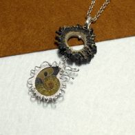 Colgante pieza única realizado en plata de primera ley 925, con roseta de corzo y ammonite. Diseño exclusivo de Quela realizado artesanalmente