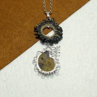 Colgante pieza única realizado en plata de primera ley 925, con roseta de corzo y ammonite. Diseño exclusivo de Quela realizado artesanalmente. Tamaño 9cm