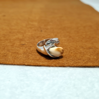 Anillo realizado artesanalmente en plata de ley 925 con perlas de venado. Diseño exclusivo de Quela